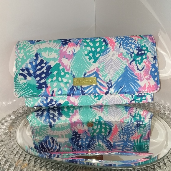 Lilly Pulitzer Handbags - NWT Lilly Pulitzer travel wallet